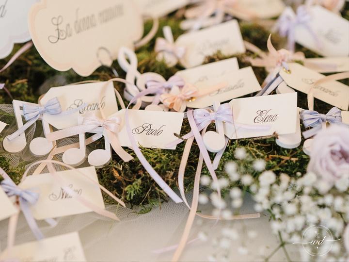 Escort card con note musicali