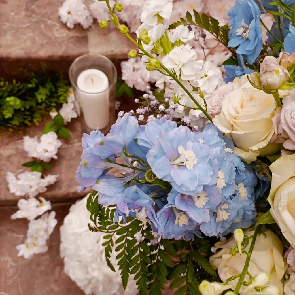 bouquet estivo con Delphinium e rose bianche