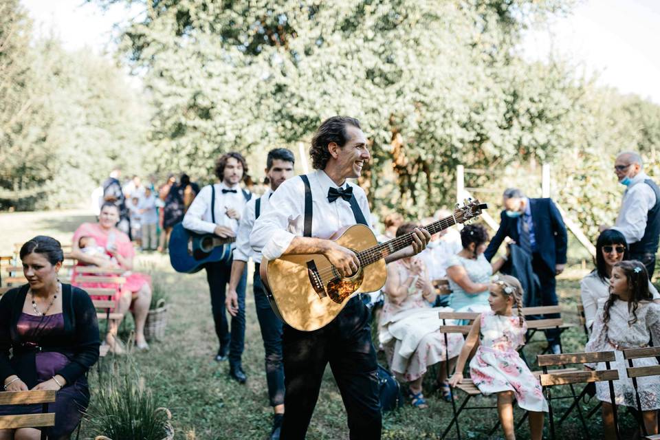 musicisti matrimonio durante cerimonia in giardino