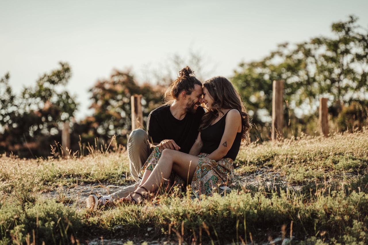 coppia seduta in campagna- pronti per il matrimonio