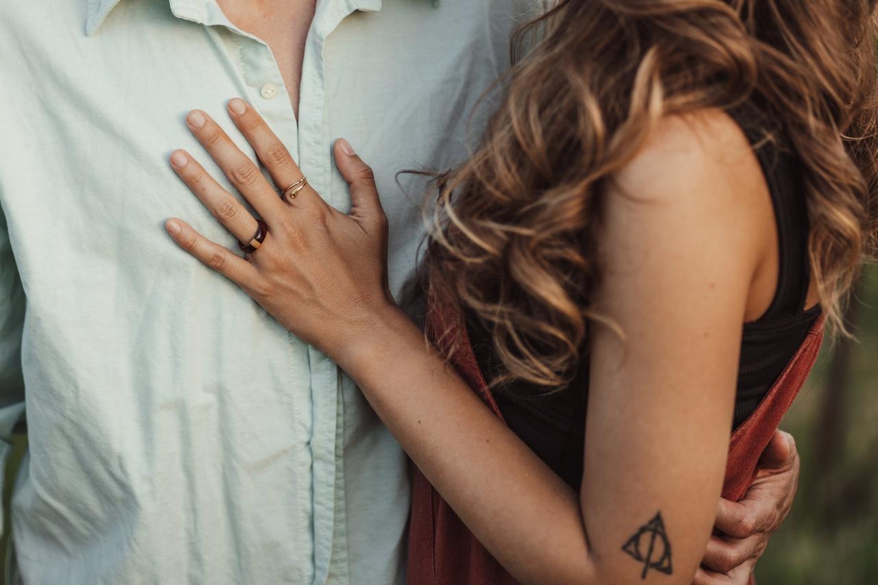 coppia che si abbraccia- pronti per il matrimonio