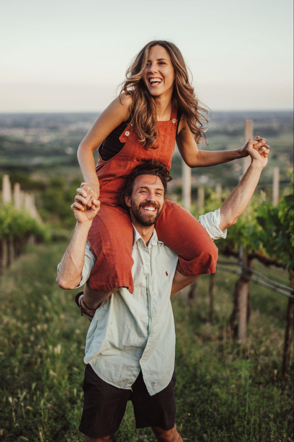 coppia che si diverte- pronti per il matrimonio