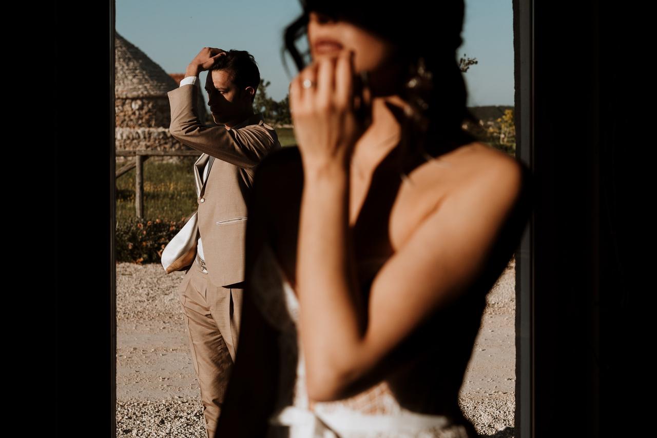 sposi con abiti per matrimonio stile editoriale