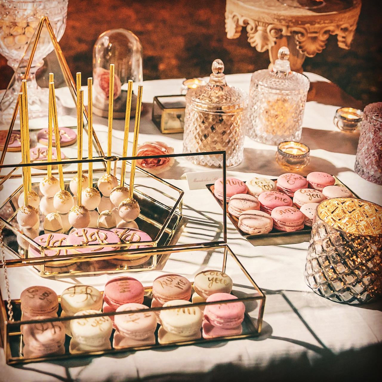 sweet table con cake pops e macarons con alzate e vasetti in vetro