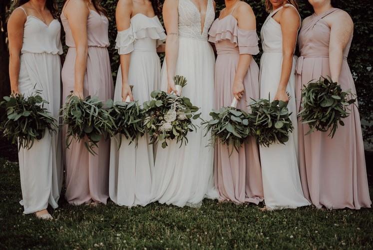 damigelle e sposa con bouquet