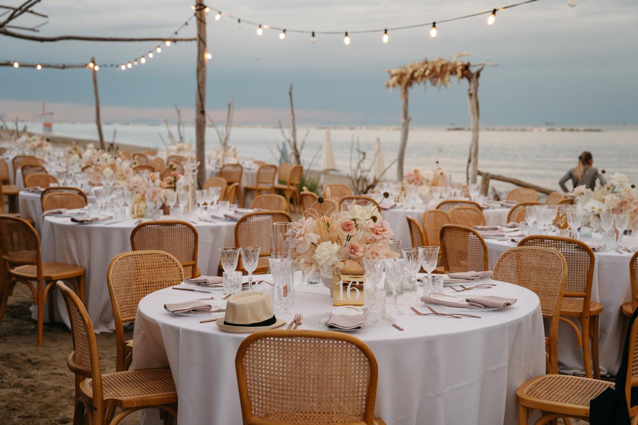 allestimento tavoli sulla spiaggia per la cena- sposarsi al mare