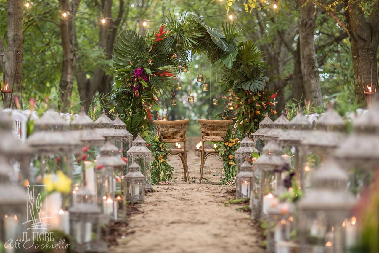 allestimento cerimonia stile tropical con arco con palme e fiori esotici- stili matrimonio