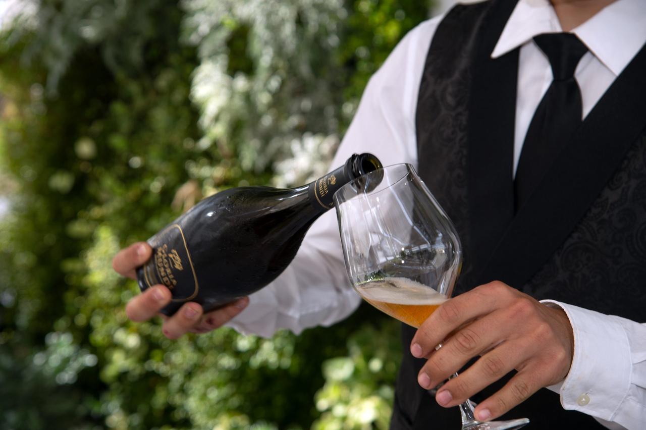 cameriere che versa la birra matrimonio
