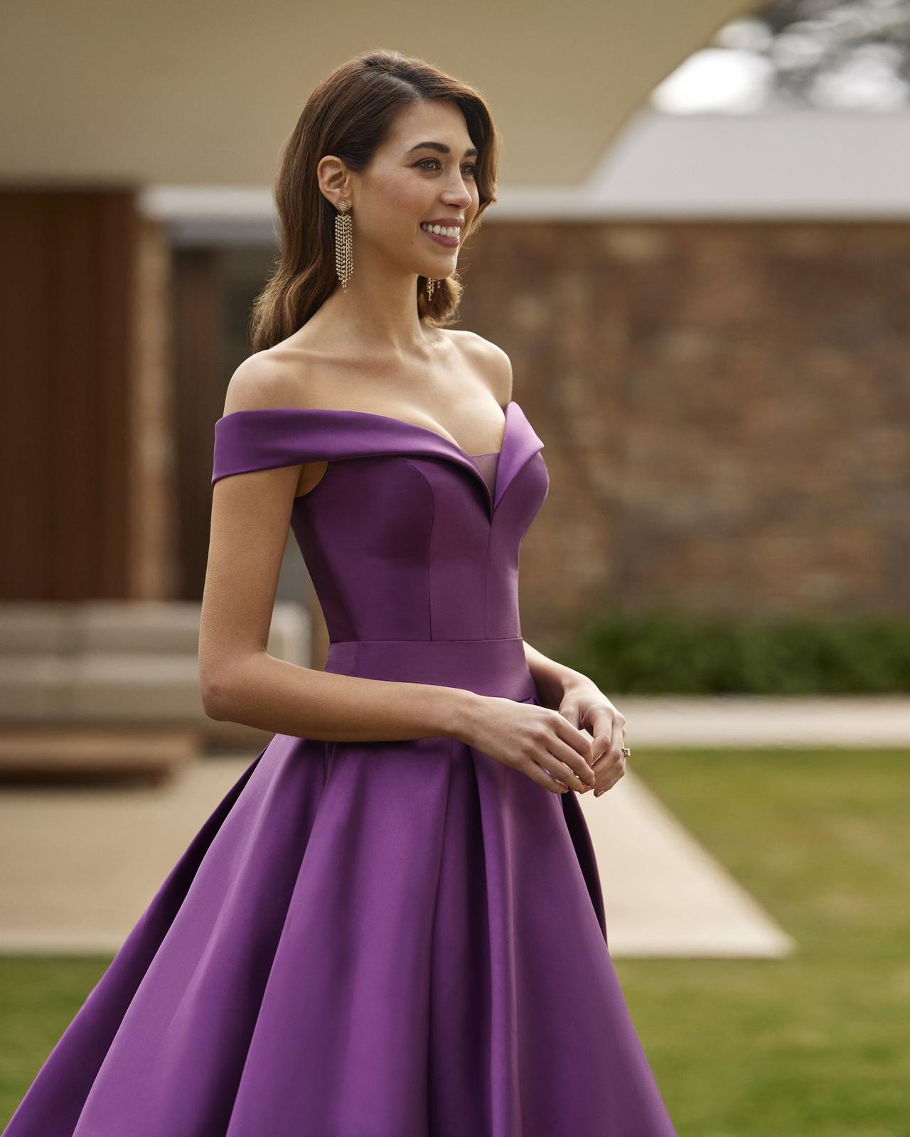 invitata matrimonio con abito da cerimonia viola lungo- atelier vestiti da cerimonia