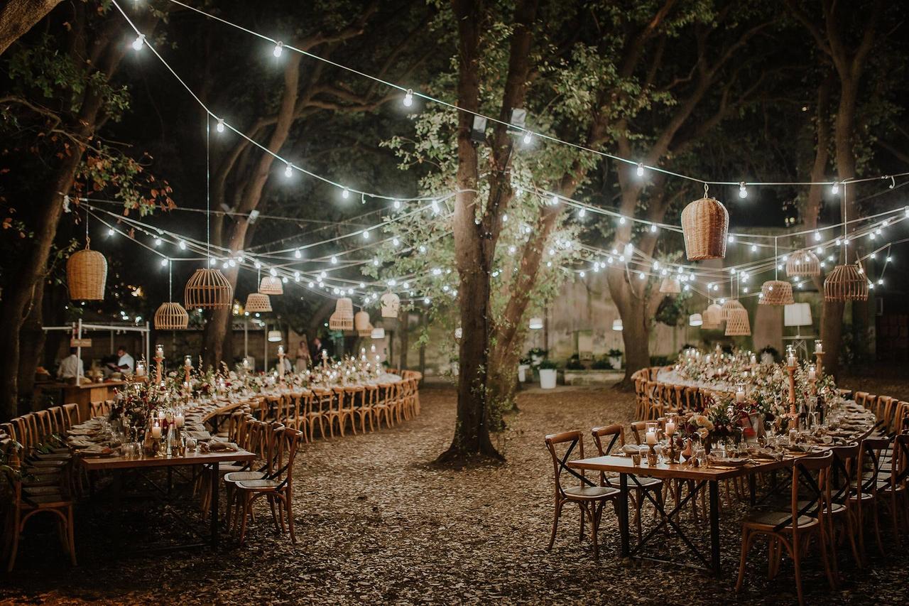 allestimento tavoli matrimonio in mezzo al bosco con le luci