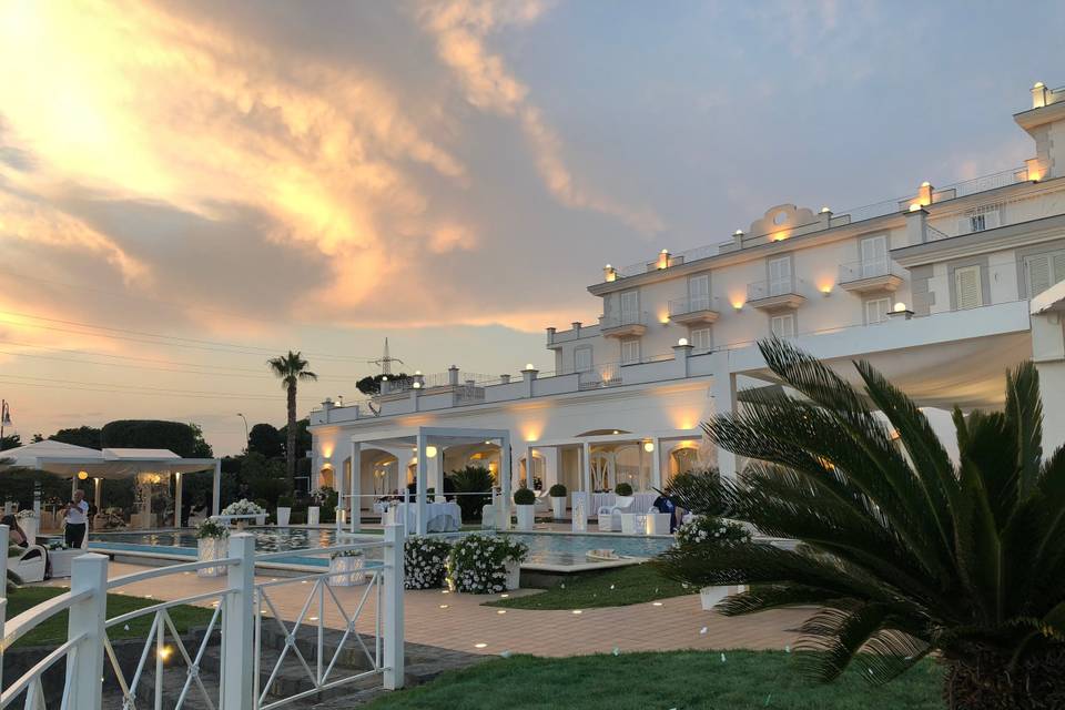 Matrimonio in terrazza con vista mare: come organizzare il perfetto evento all’aperto