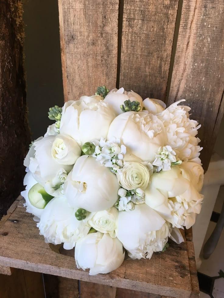 bouquet con peonie bianche- fiori per matrimonio a giugno