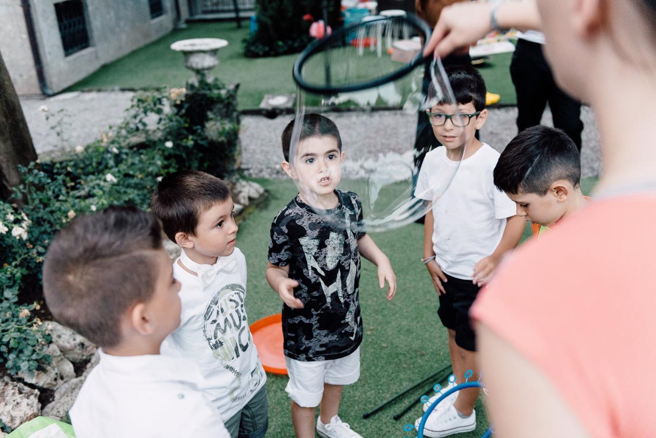 bambini durante l'animazione matrimonio che giocano con le bolle di sapone