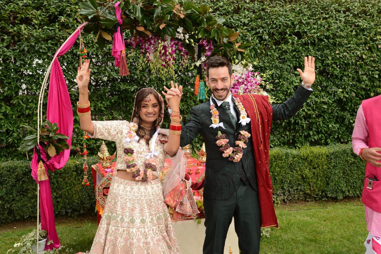 sposi che festeggiano dopo la cerimonia con allestimento stile etnico- stili matrimonio