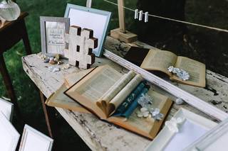 allestimento tavolo guestbook matrimonio con libri antichi e cornici