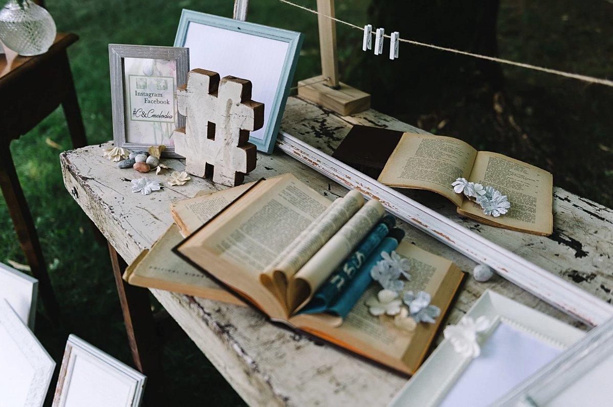allestimento tavolo guestbook matrimonio con libri antichi e cornici