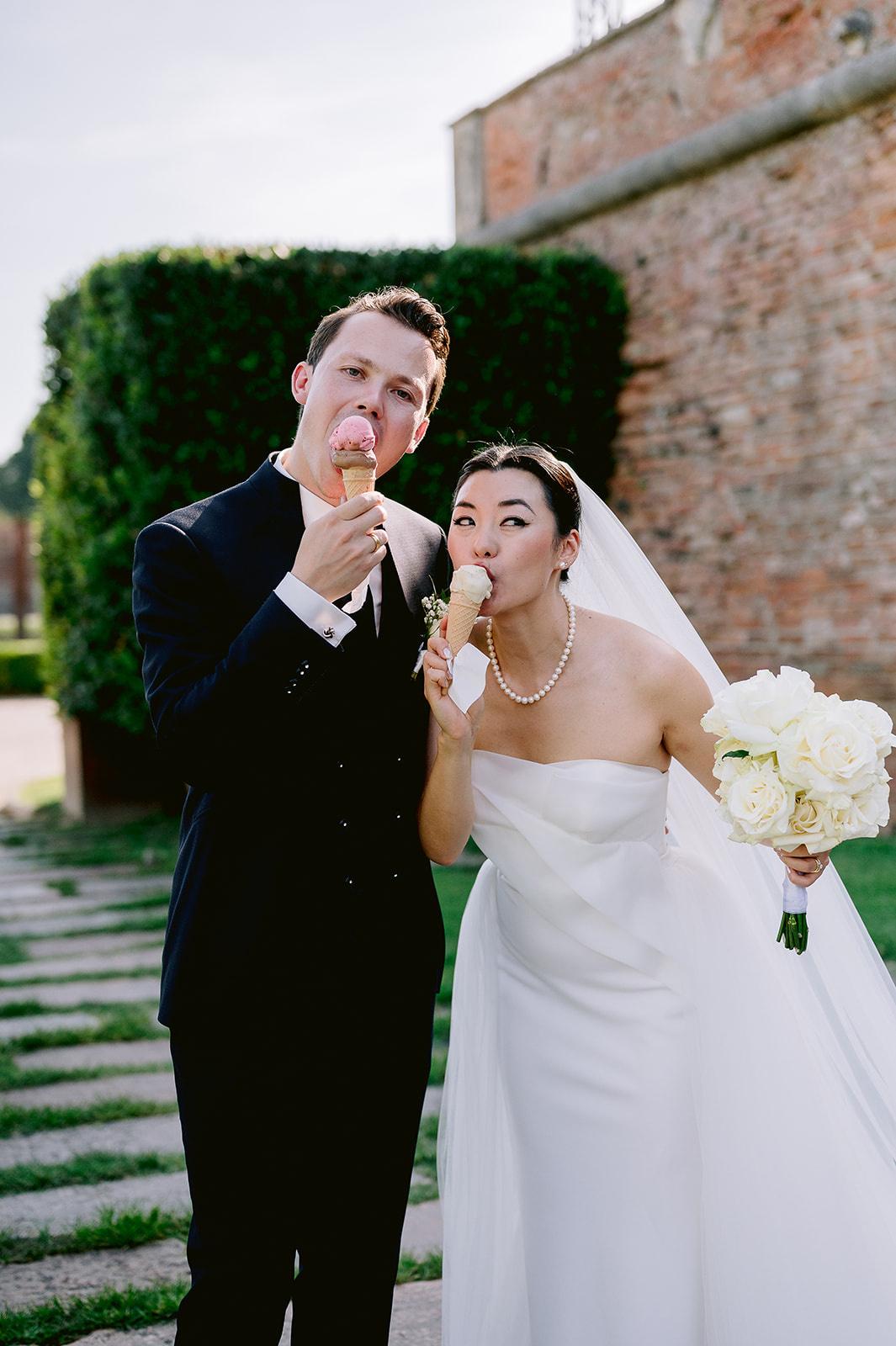 sposi che mangiano il gelato nel giorno del loro matrimonio