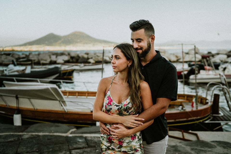 Cosa fare al primo appuntamento sposi abbracciati con il Vesuvio alle spalle