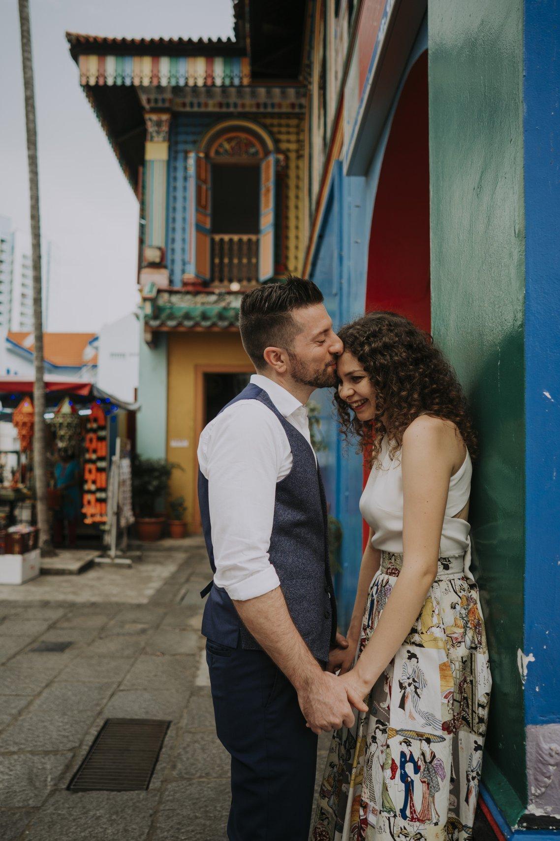 bacio sulla fronte- pronti per il matrimonio
