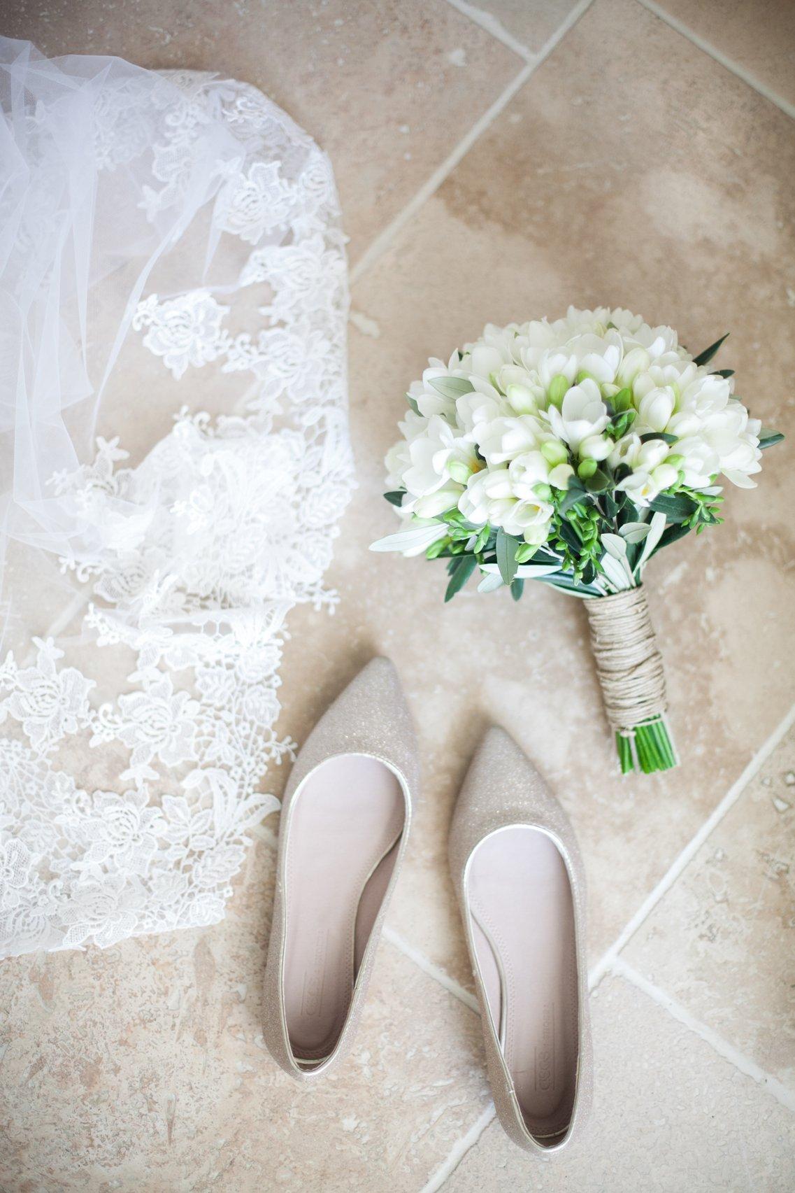 bouquet estivo con fresie bianche