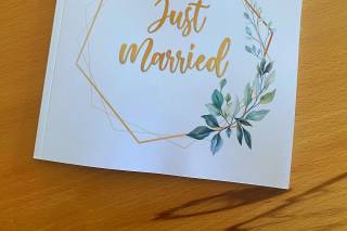 guestbook matrimonio con copertina con scritta just married e fiori