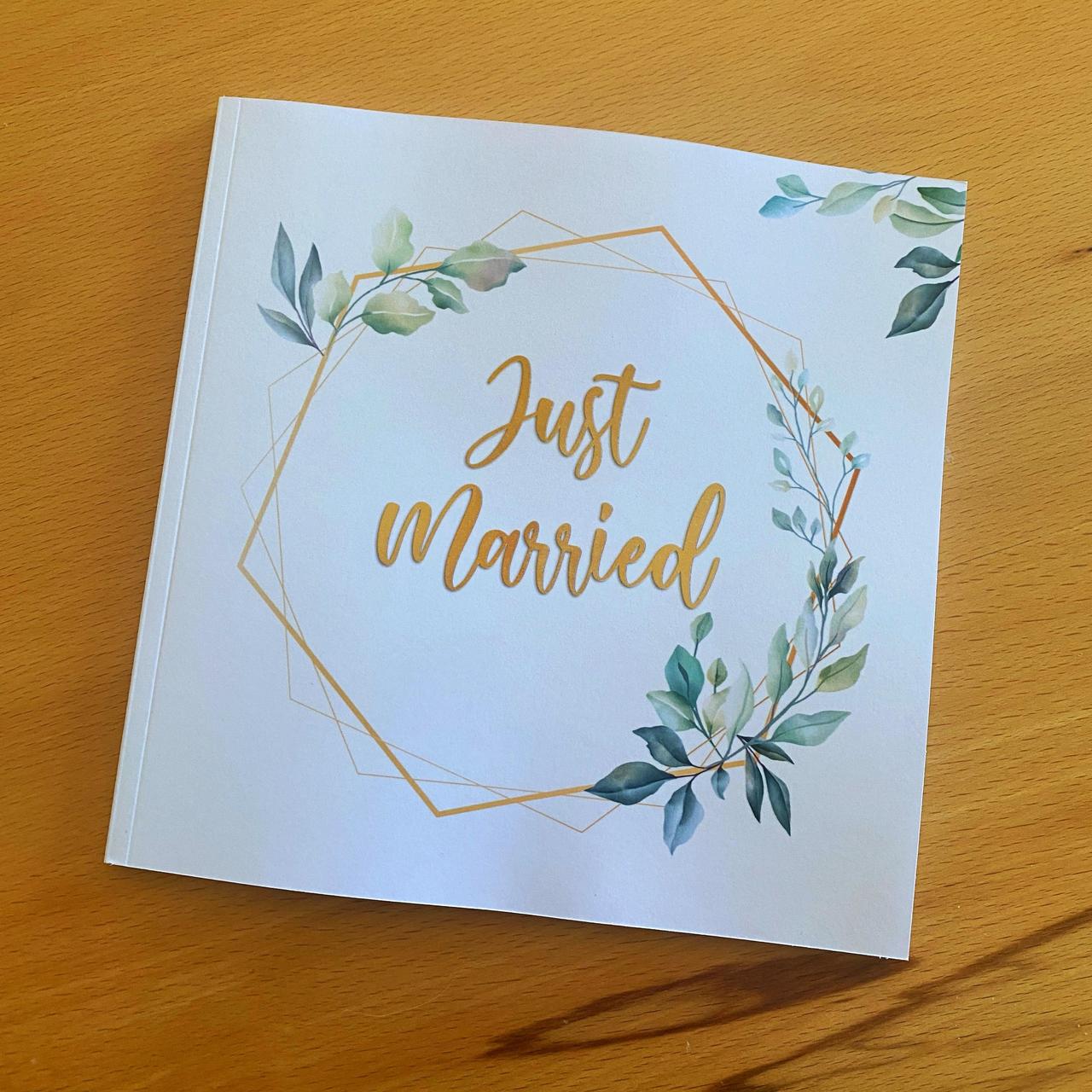 guestbook matrimonio con copertina con scritta just married e fiori