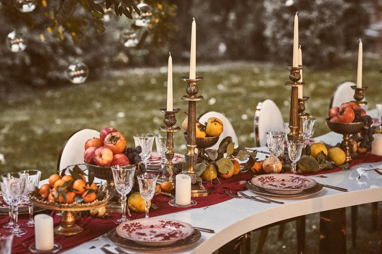 Centrotavola con frutta e verdura per i tavoli del matrimonio