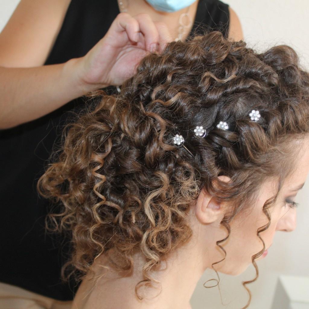 acconciatura per sposa con capelli ricci raccolto