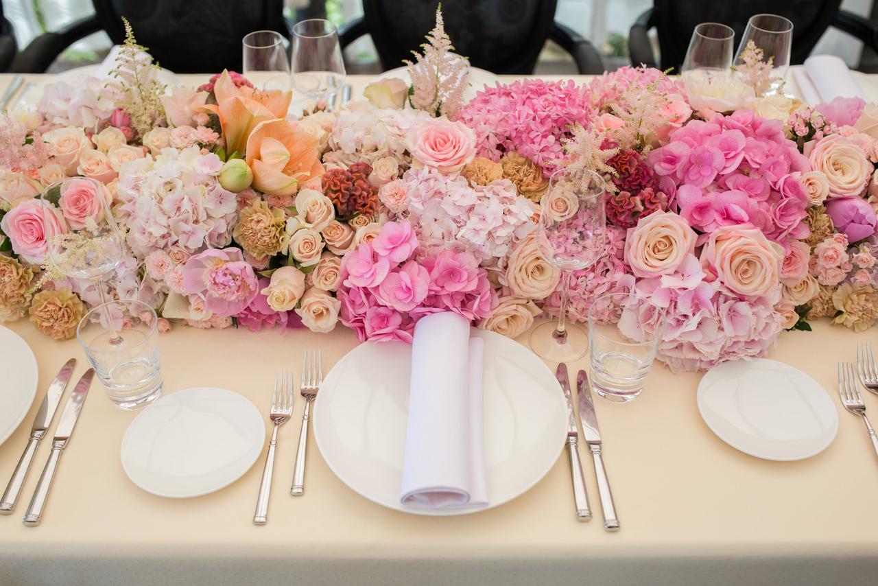 mise en place matrimonio in rosa con fiori