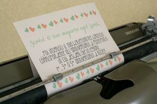 foglio inserito nella macchina da scrivere da usare come guestbook matrimonio