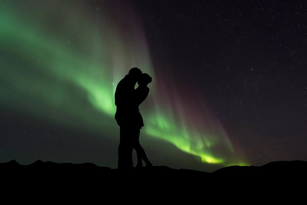 coppia che si abbraccia durante l'aurora boreale- dove andare in viaggio di nozze
