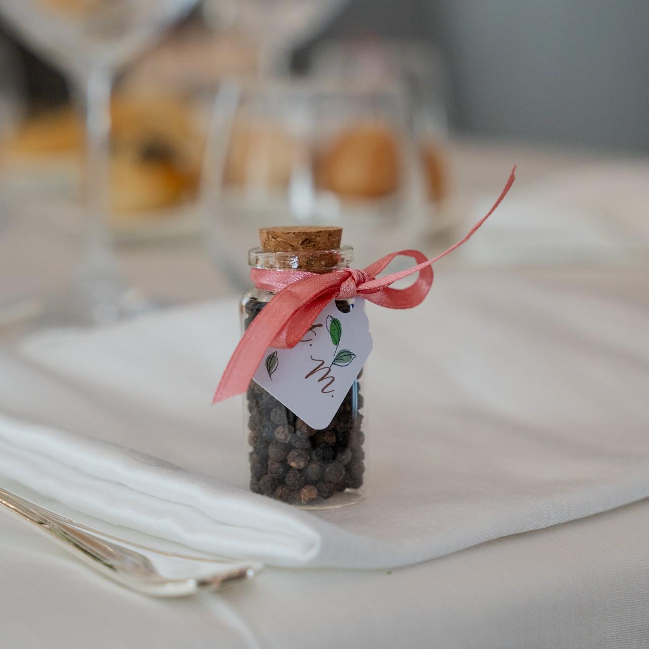 segnaposto matrimonio fai da te con vasetti di spezie