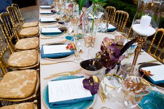 mise en place matrimonio in viola e blu