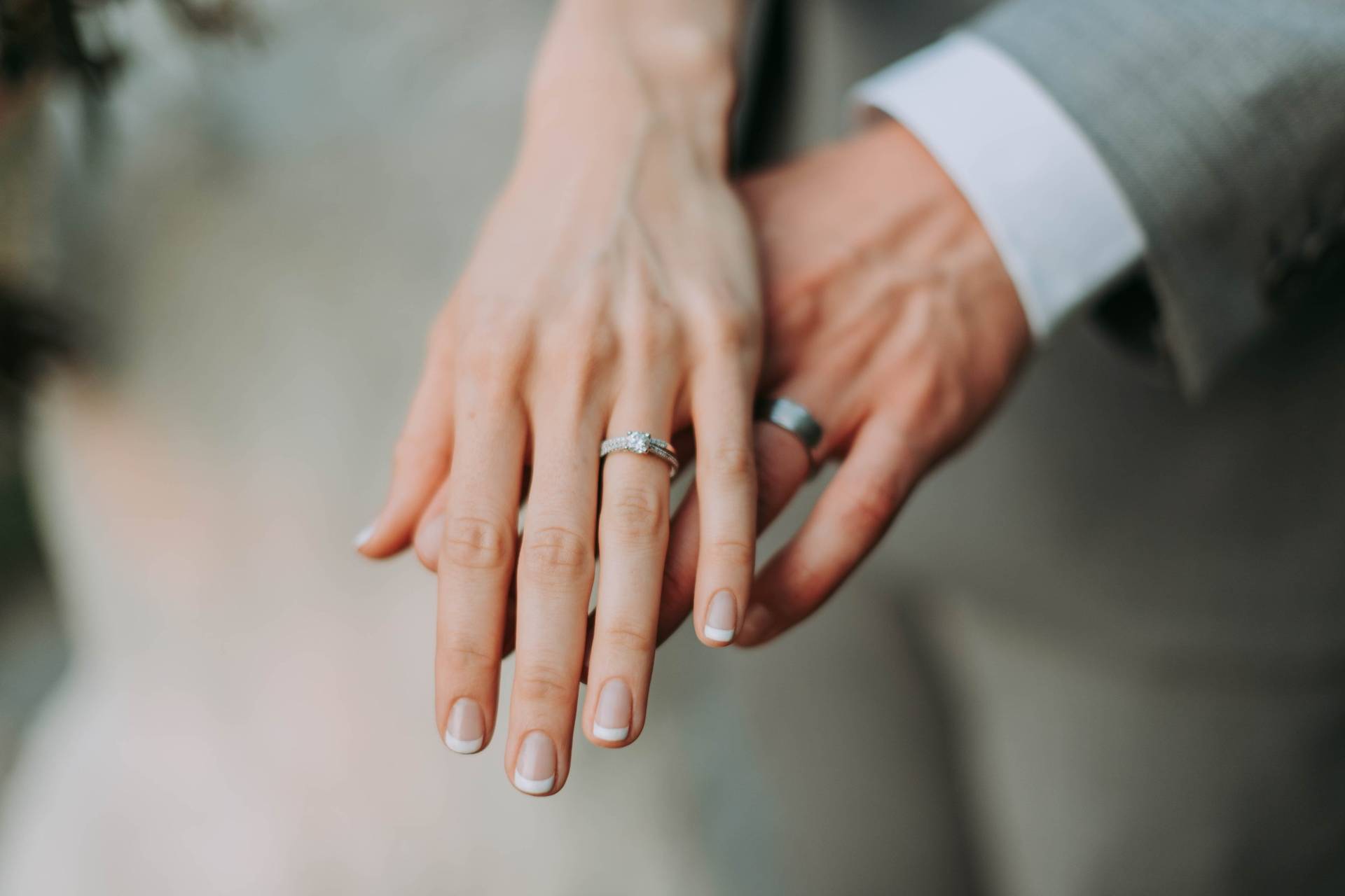 Dove si mette la fede e l'anello di fidanzamento e perché