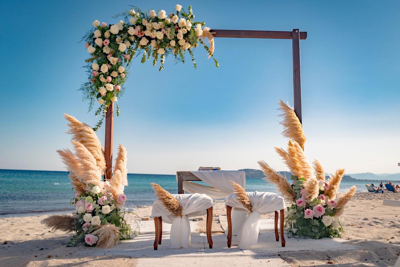 allestimento con arco, pampas e fiori per cerimonia sulla spiaggia- sposarsi al mare
