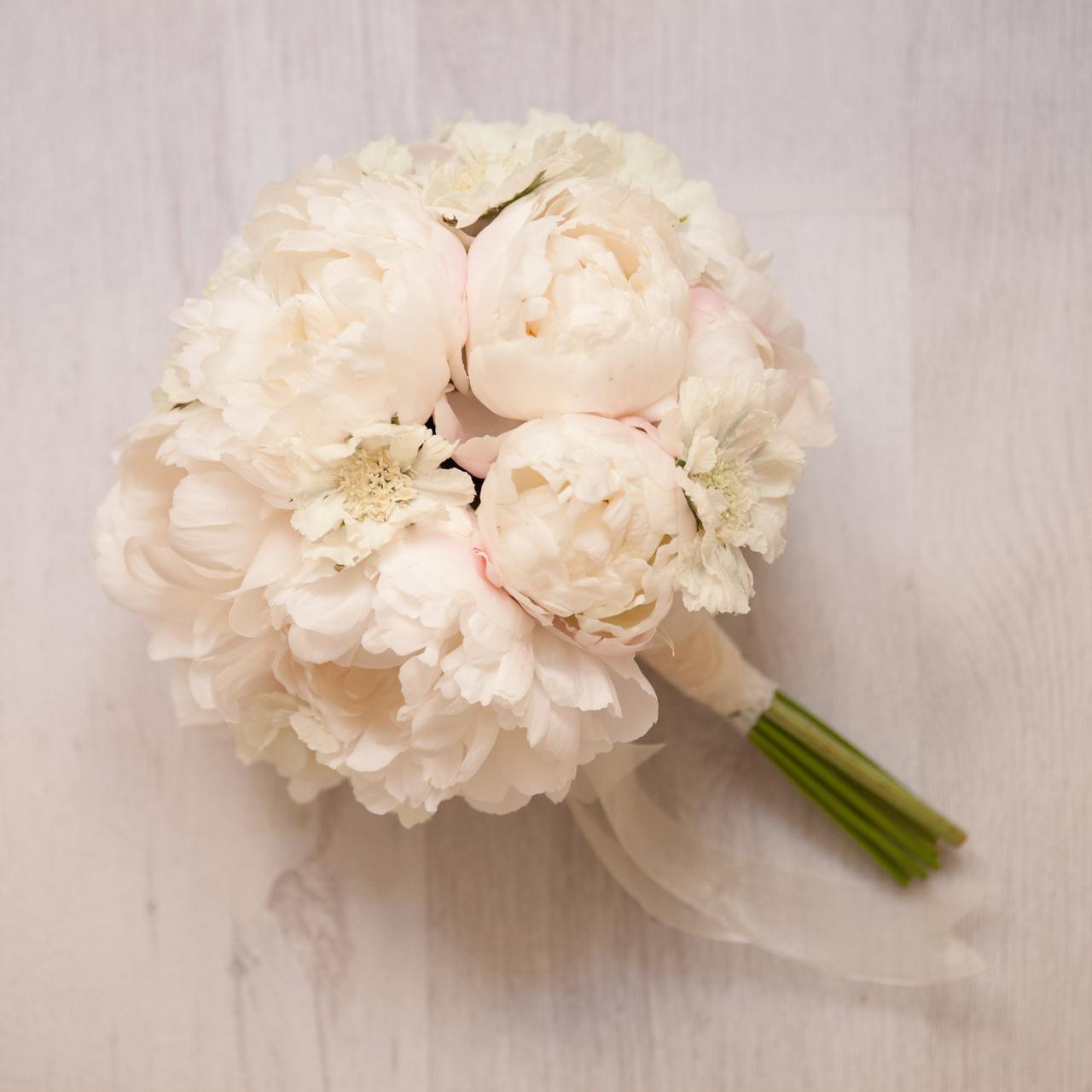 fiori bouquet sposa con scabiosa e peonie bianche