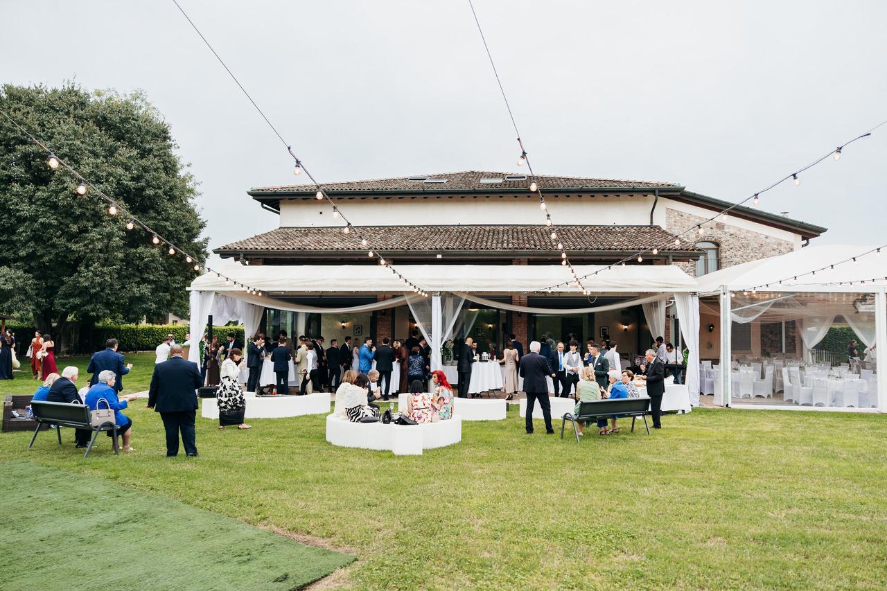 invitati matrimonio nell'area esterna con giardino e veranda - pacchetti matrimonio
