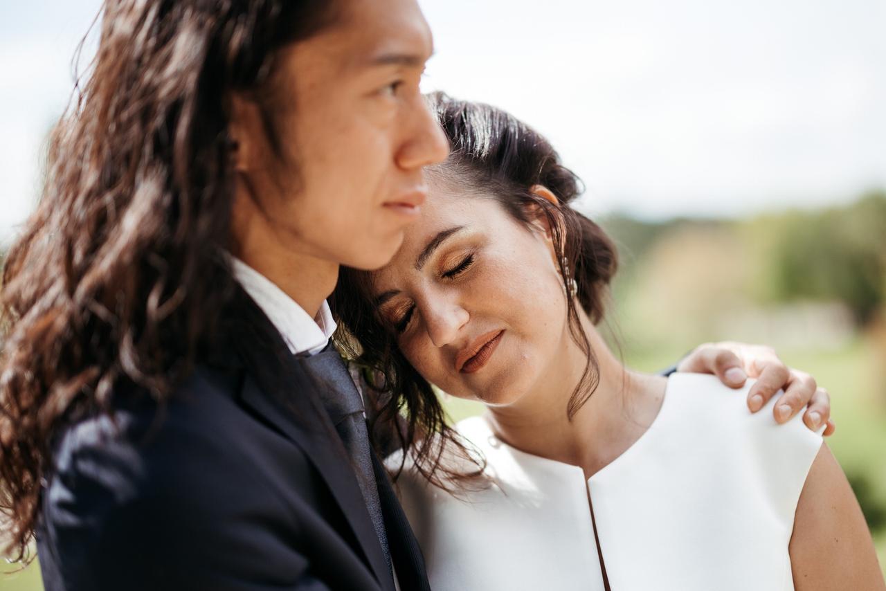sposa che poggia la testa sulle spalle dello sposo- nulla osta matrimonio
