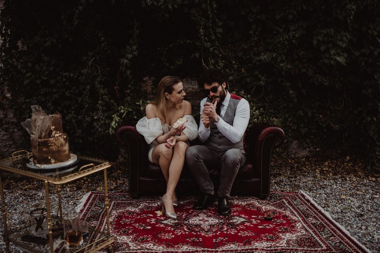 sposi hipster seduti su un divano con arredi stile vintage- matrimonio stile hipster