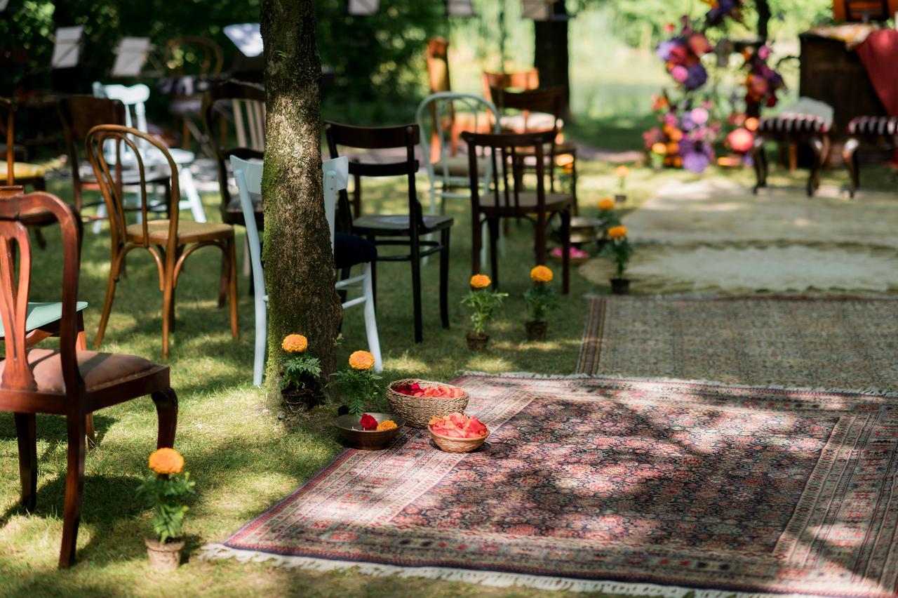 allestimento location cerimonia con tappeti e fiori nel verde per matrimonio hipster- stili matrimonio