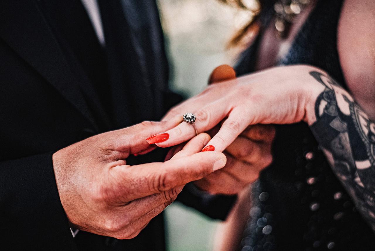 Anello di fidanzamento: regole e miti da sfatare