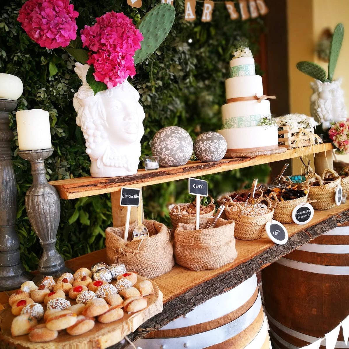 sweet table con con testa di moro, cestini in vimini e dolcetti secchi