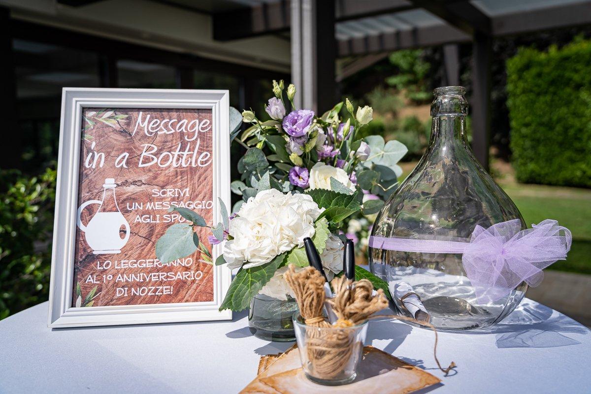 allestimento tavolo guestbook  matrimonio con bottiglia e pergamene