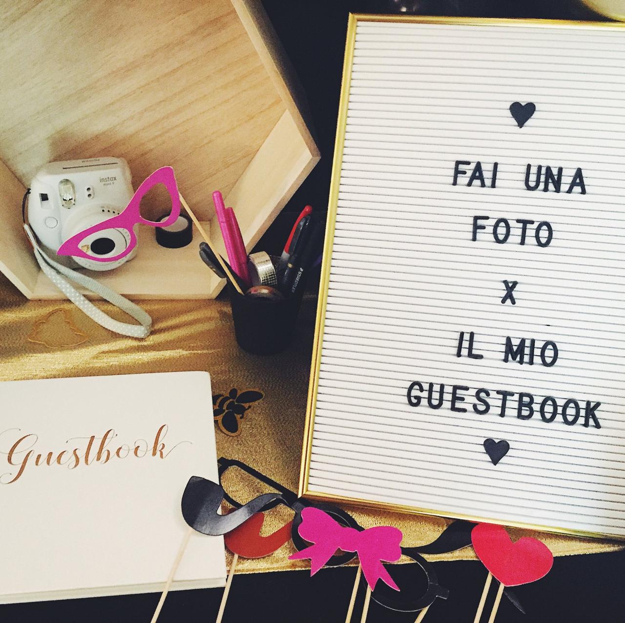 allestimento tavolo guestbook matrimonio con polaroid e cartello fai una foto