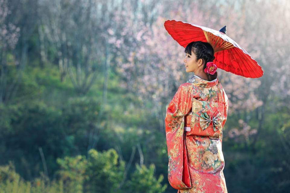 geisha giapponese con ombrellino e kimono rosso