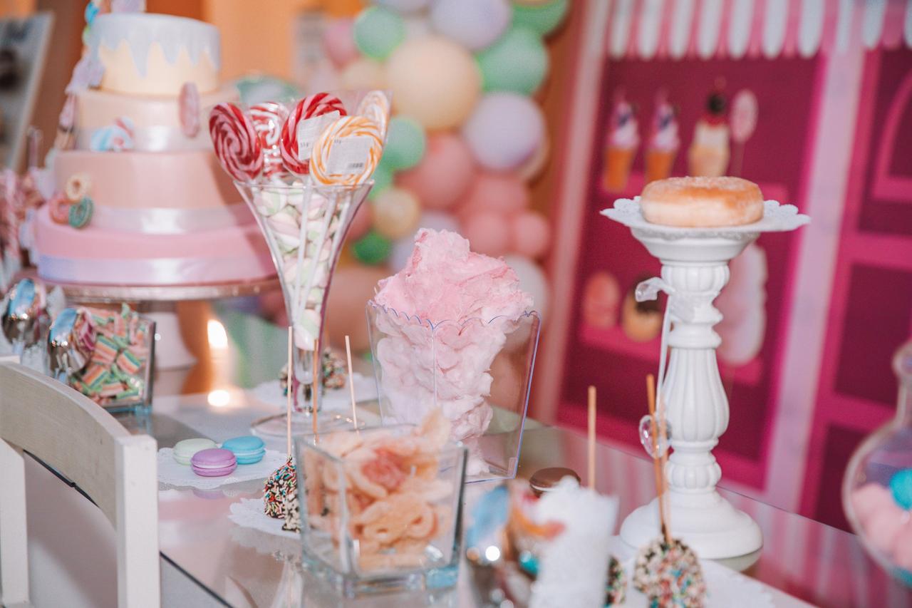 sweet table matrimonio in rosa acceso con marshmallow, lecca lecca e ciambelle