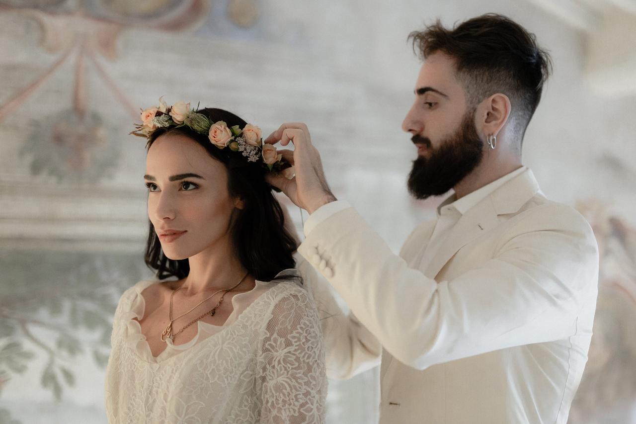 sposi con outfit bianco per matrimonio stile botanico- stili matrimonio
