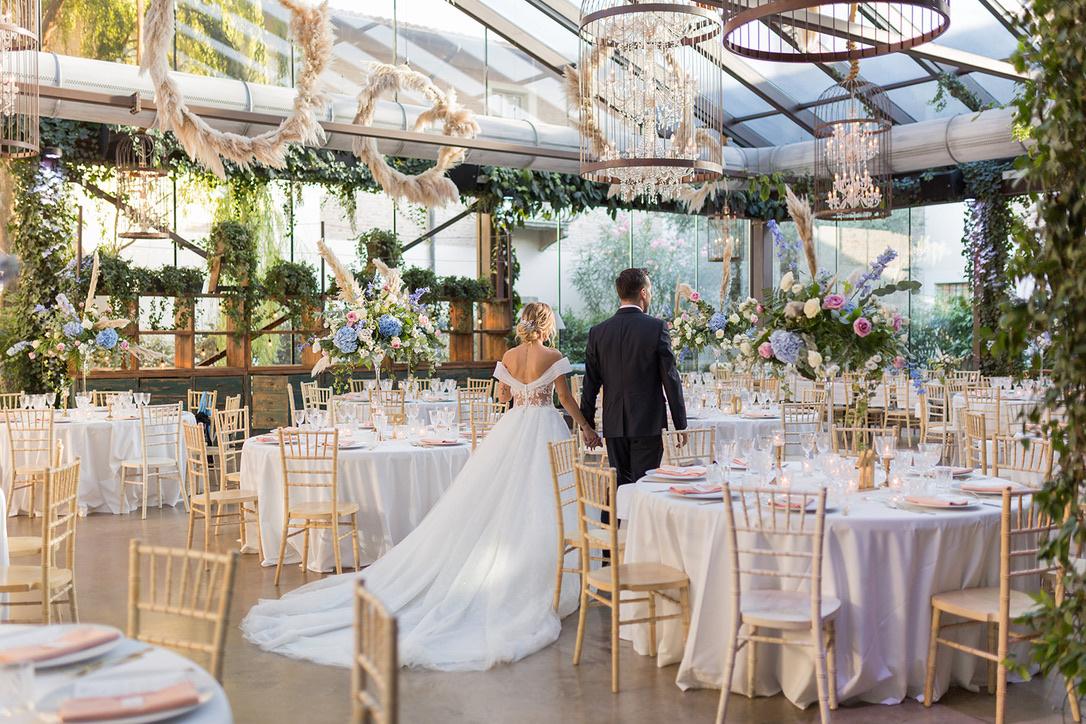 allestimento floreale matrimonio nella sala del ricevimento con lampadari e pampas