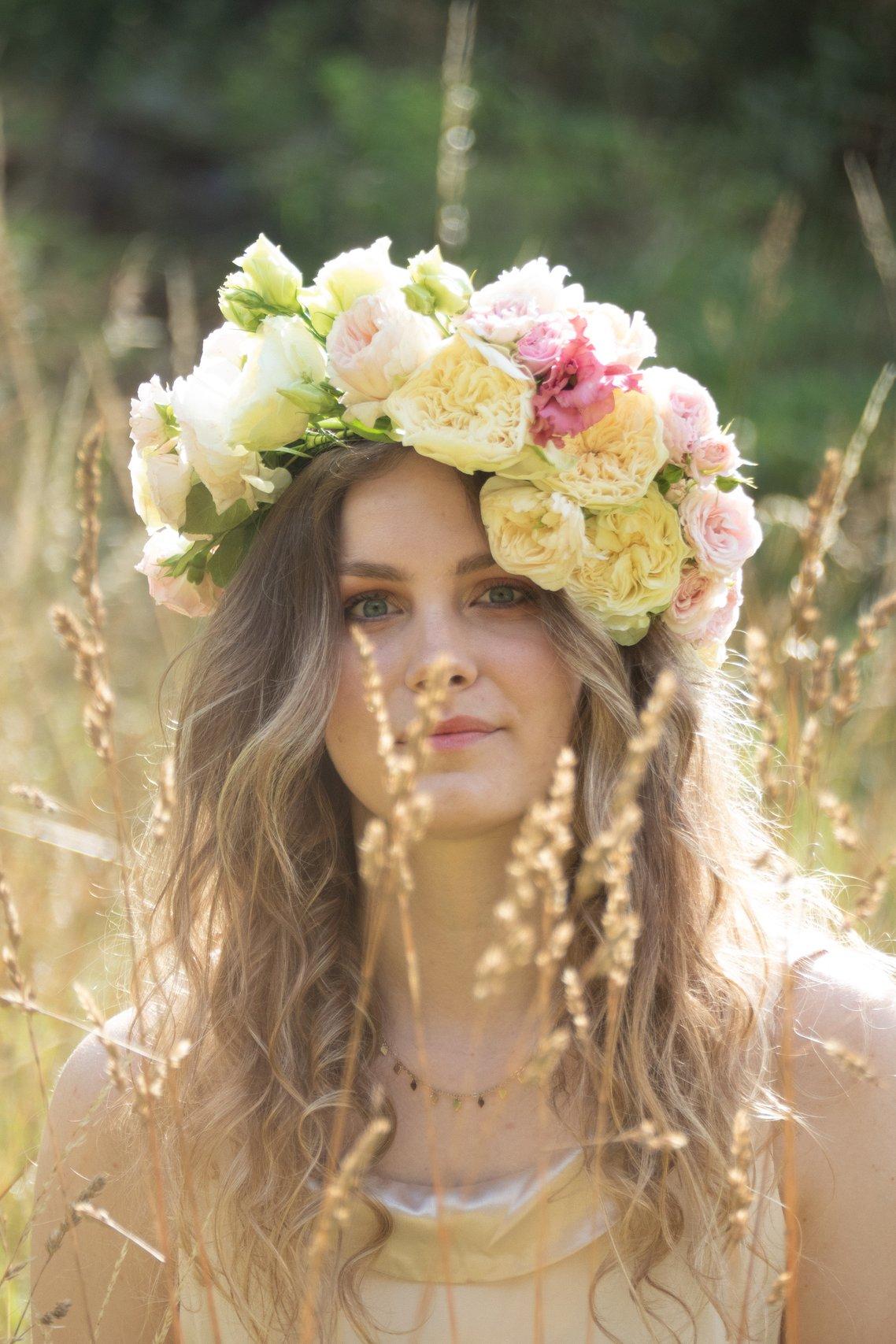 sposa con coroncina di rose colorate- fiori di giugno per matrimonio