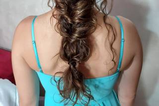 acconciatura per sposa con capelli ricci con treccia